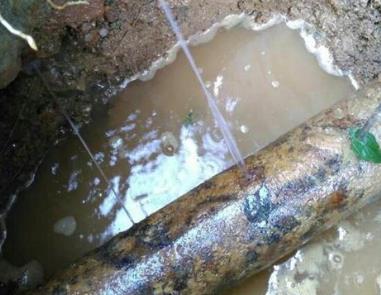 兰西楼顶渗水维修公司分享下地暖漏水的原因及检测方法。